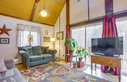 Hood House | Secluded Stanardsville Cabin Pets Welcome