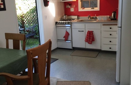 College Terrace Cottage | Secluded stand alone cottage 1/2 block from Stanford Campus