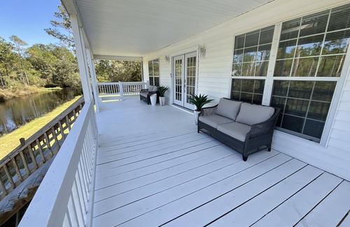 Shoreline Park House | Secluded Waterfront Home