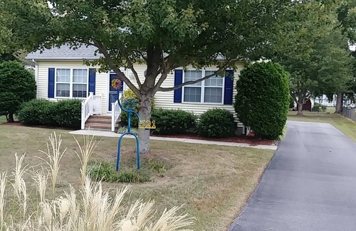 Stevensville House | Second Floor Bed and Bath in Stevensville, MD