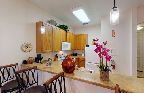 Bahama Bay Condo | Second floor condo with balcony, gym, basketball court, sauna - near theme parks