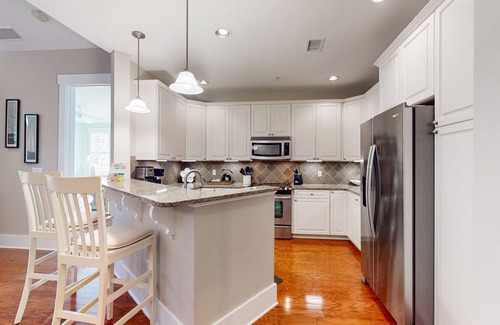 St. James Condo | Second-floor condo with private balcony, AC, & W/D - walk to marina