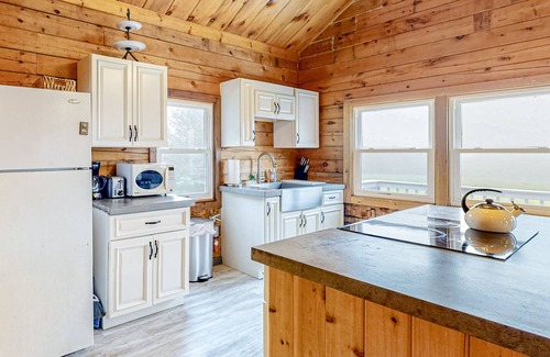 Montgomery Center Condo | Second floor, dog-friendly condo with modern decor and lovely views