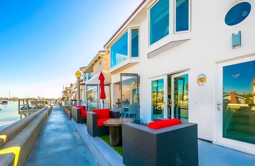 Balboa Island House | Second-Floor Waterfront Duplex w/Shared Waterfront Patio & Gas Grill - Dogs OK