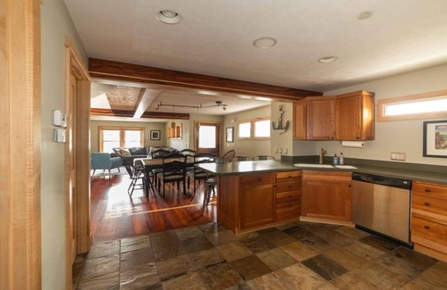 Traverse City House | Second Street Stay–Downtown+ WALKABLE TO CHERRY FEST