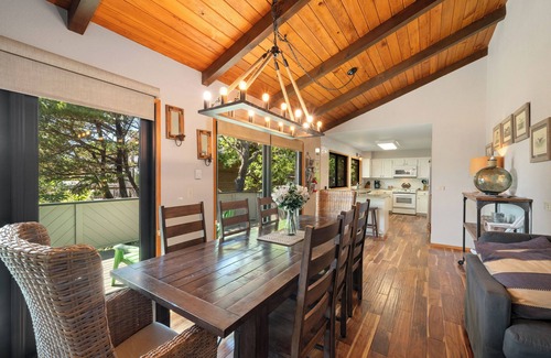Manzanita House | Second Wind MCA#187Hot tub,1/4 block to beach access, Dogs OK, Gas Fireplace