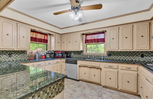 Smithville Resort | Seconds away from the lake, enjoy relaxing peace and quiet in spacious comfort