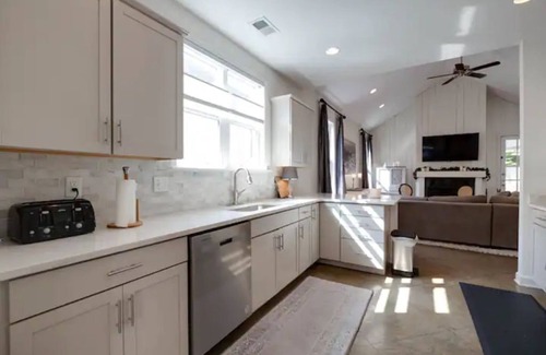 East Midtown House | Secret Garden of Memphis LLC