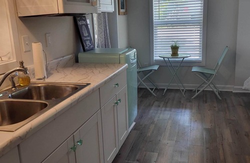 Duck Apartment | Secret garden retreat 3 minutes from the beach in the heart of Duck!