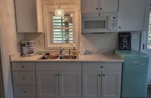 Duck Apartment | Secret garden retreat 3 minutes from the beach in the heart of Duck!