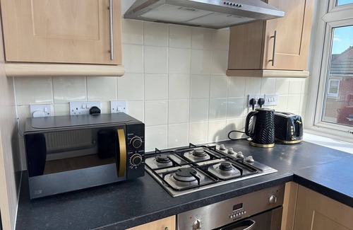 Kettering Apartment | Secure Gated 2-Bedroom Apartment with Carpark, 10 Mins from Town Centre