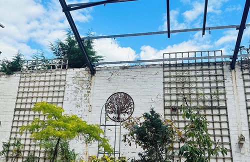 Kettering Apartment | Secure Gated 2-Bedroom Apartment with Carpark, 10 Mins from Town Centre