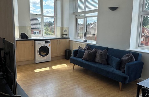 Kettering Apartment | Secure Gated 2-Bedroom Apartment with Carpark, 10 Mins from Town Centre