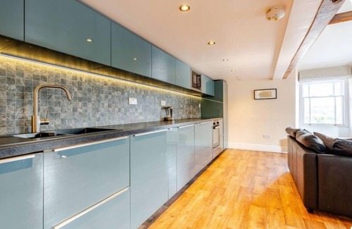 Sedbergh Apartment | Sedbergh Penthouse - KingBed - Tv - Wifi