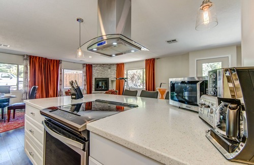 West Sedona House | Sedona Agave House with patio views, telescope, board games and centrally located!