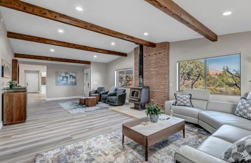 West Sedona House | Sedona Cliffside- Newly Remodeled with Up Close Red Rock Views, Private Hot, Sleeps 10! RV Parking!