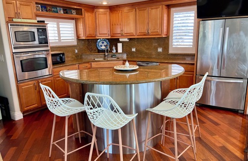 Silver Strand House | See and hear the ocean from this beautiful beach house steps from the beach.