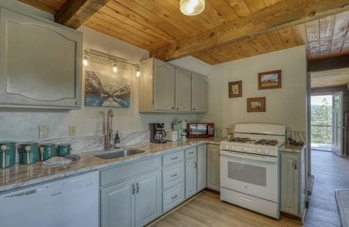 San Juan River Village House | See Fall's Changing Colors! San Juan Cabin: Cozy Mountain Getaway, Fire Pit, Close to Wolf Creek!