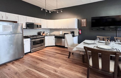 Union City Apartment | See New York Now - Apt 1 - Sleep 21-People! - 15 mins to NYC