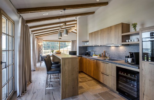 Frasdorf Apartment | Seeleben-chalet-suite 100qm, 2 Schlafzimmer, Wohnraum mit Küche, Kamin und Bad mit Sauna, Terrasse mit Whirlpool