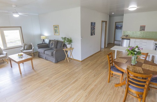 Eurobin Apartment | Self contained 2-brm apartment (accessible) with views of Mount Buffalo