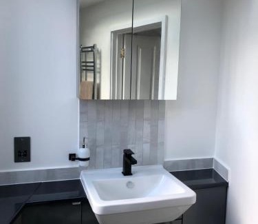 Streatham Hill House | Self contained ensuite double bedroom with own entrance FREE OFF STREET PARKING