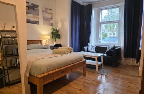 Reading Apartment | Self contained Flat & Large Ensuite Rooms RG2 Near Town Centre & Hospital