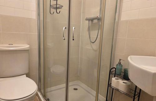 Reading Apartment | Self contained Flat & Large Ensuite Rooms RG2 Near Town Centre & Hospital