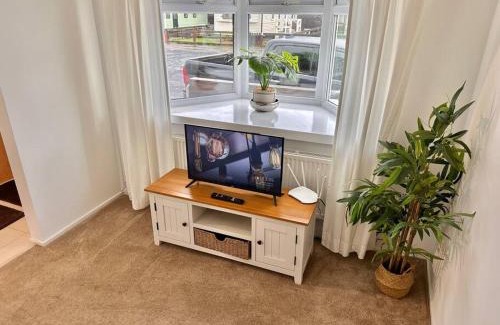 Glasgow Apartment | Semi-detached 1-Bedroom Chalet at Maryville Caravan Site - Uddingston, Glasgow