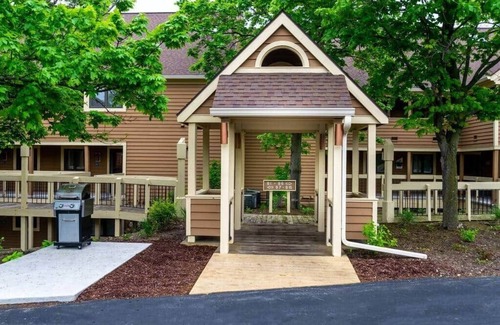 The Galena Territory House | SemiPrivate Pool/Cozy Porch/Walk to Resort, Spa and Golf!