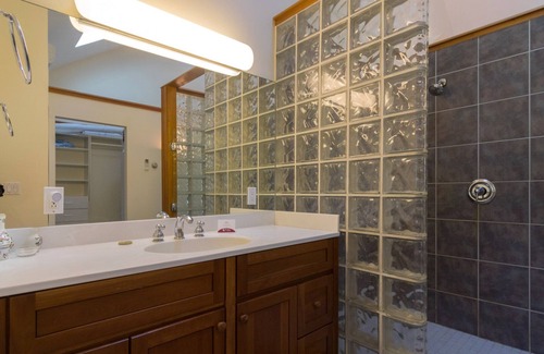 Valois Cottage | Seneca Sisters Lodge: Private escape with bonus lake cottage next to wineries