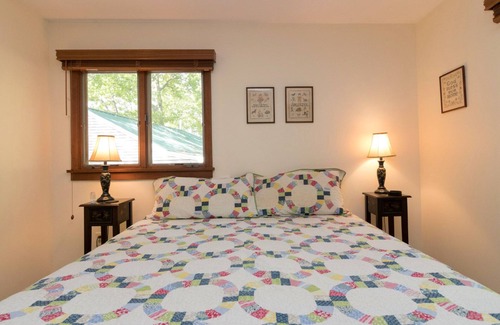 Valois Cottage | Seneca Sisters Lodge: Private escape with bonus lake cottage next to wineries
