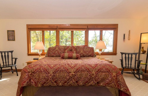 Valois Cottage | Seneca Sisters Lodge: Private escape with bonus lake cottage next to wineries