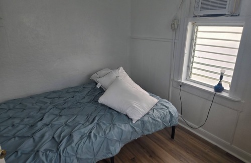 Wildwood Hotel | SeniorWeek, Soccer Team,Dance Team Hot Spot!! 18 to rent Sleeps 30!