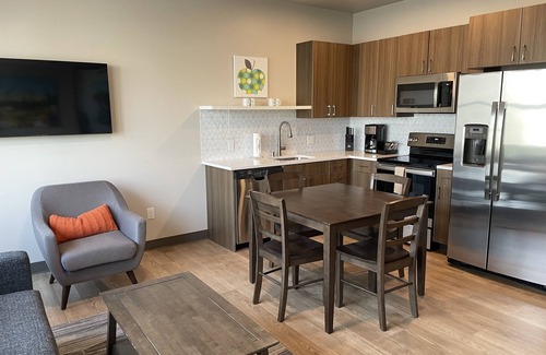 Riverside Apartment | Sensational 2 Bed Travel Apartment Within Walking Distance to Riverpark Square