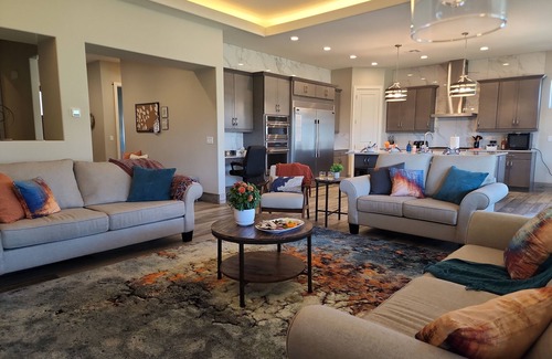 Page House | *SEPT ONLY, 3BED/3.5 BATH* Adventure House+Hot Tub+Yard+Garage+Sleeps 8