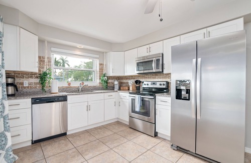Caloosahatchee House | Sept Sales! Tropical Oasis-Ping Pong+Hot tub+Beach Essentials+5 min to Downtown