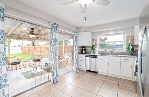 Caloosahatchee House | Sept Sales! Tropical Oasis-Ping Pong+Hot tub+Beach Essentials+5 min to Downtown