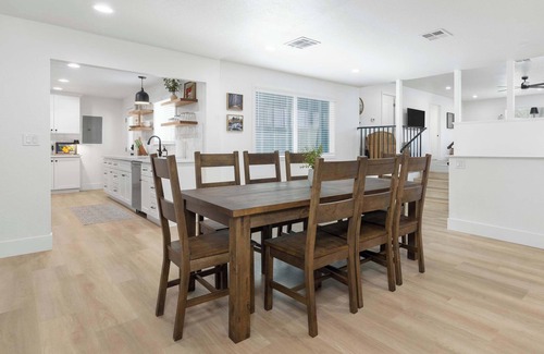 Three Rivers House | Sequoia Family Suite: Pool, Views, Games @SQ Motel