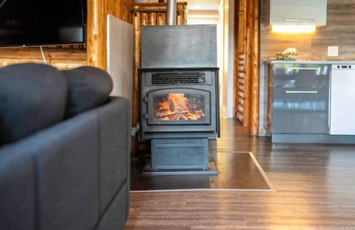 Saint-Leonard-de-Portneuf Cabin | Serene Log Getaway Near Trails w/Outdoor Hot Tub