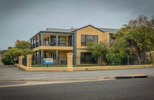 Lake Wangary House | Serendipity is a Large, Well Equipped Esplanade Townhouse