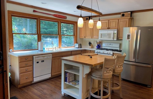 Waterloo Cabin | Serene 4-BR lakefront cabin, central Lake Greenwood, 2-14ppl, dock slip, pets