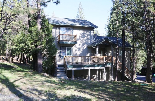 Long Barn Cabin | Serene Alpine Escape near Pinecrest Lake with fast Wi-Fi + EV Charging Station