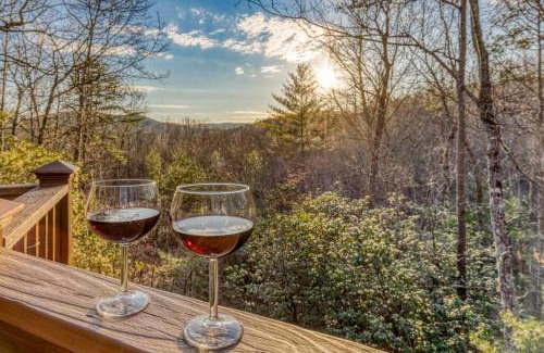 Blue Ridge Ski Chalet | Serene Cabin*Mountain Views*Hot Tub*Large Decks