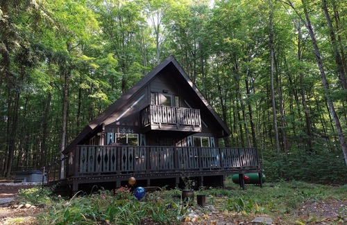 Bellaire Cabin | Serene chalet with fire pit, hot tub and barrel sauna in Shanty Creek