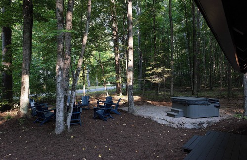 Bellaire Cabin | Serene chalet with fire pit, hot tub and barrel sauna in Shanty Creek