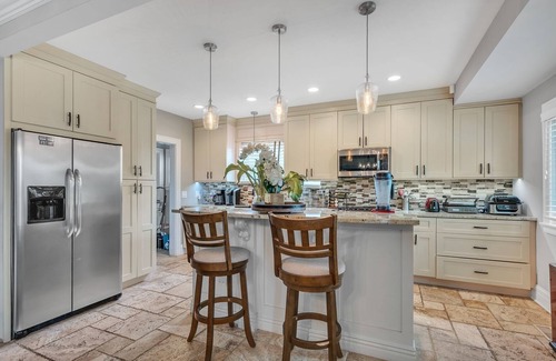 Des Plaines House | Serene & Charming 5BR Des Plaines Getaway by RedAwning