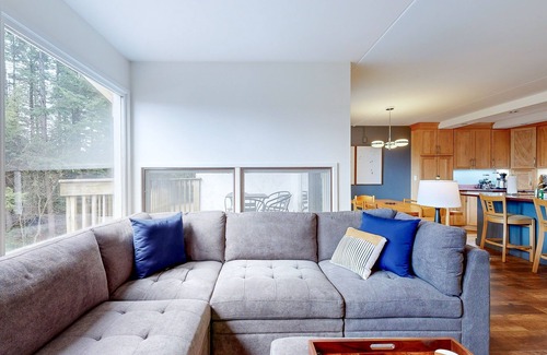 Warren Condo | Serene condo near shuttle to slopes with pools, sports courts, & hot tub