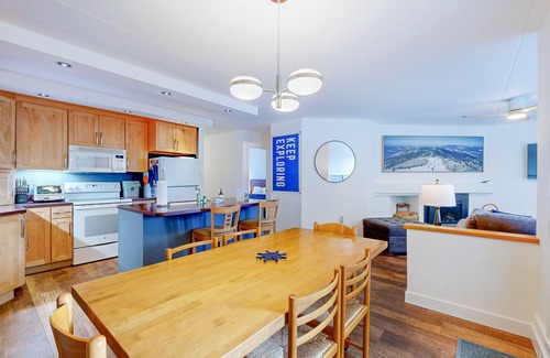 Warren Condo | Serene condo near shuttle to slopes with pools, sports courts, & hot tub