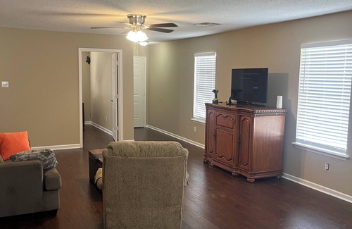 Prien Apartment | Serene corporate apartment with AC in Lake Charles close to casinos and plants.